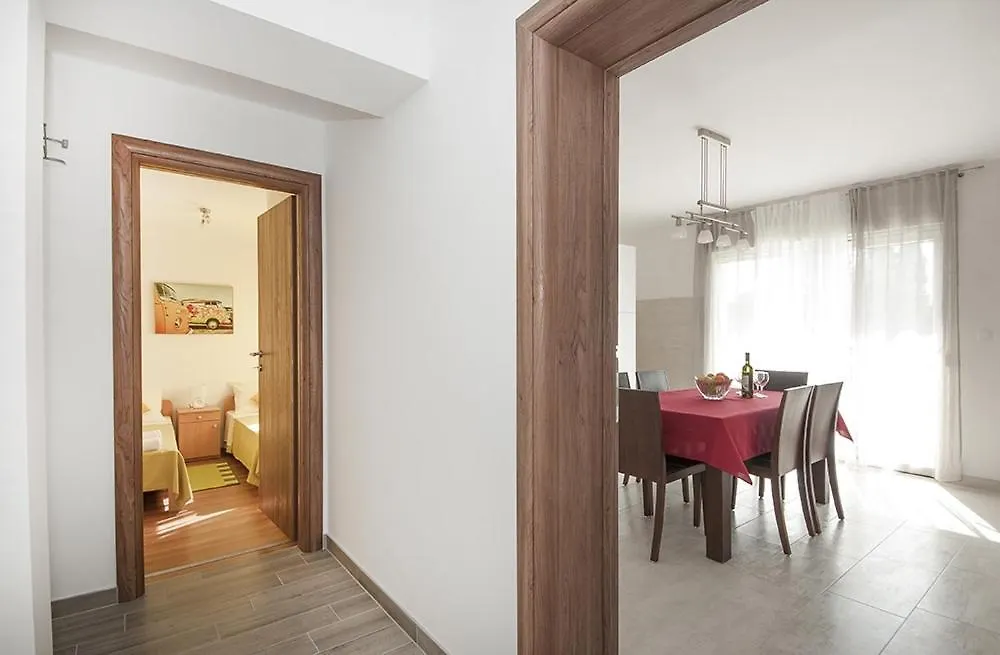 Apartment In Kastel Luksic With Balcony, Air Conditioning, W-Lan, Washing Machine 5107-1 Kastela