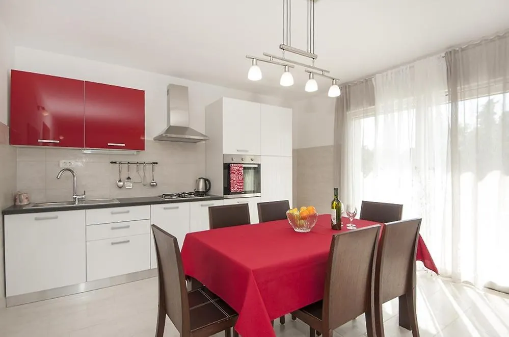 Apartment In Kastel Luksic With Balcony, Air Conditioning, W-Lan, Washing Machine 5107-1 Kastela