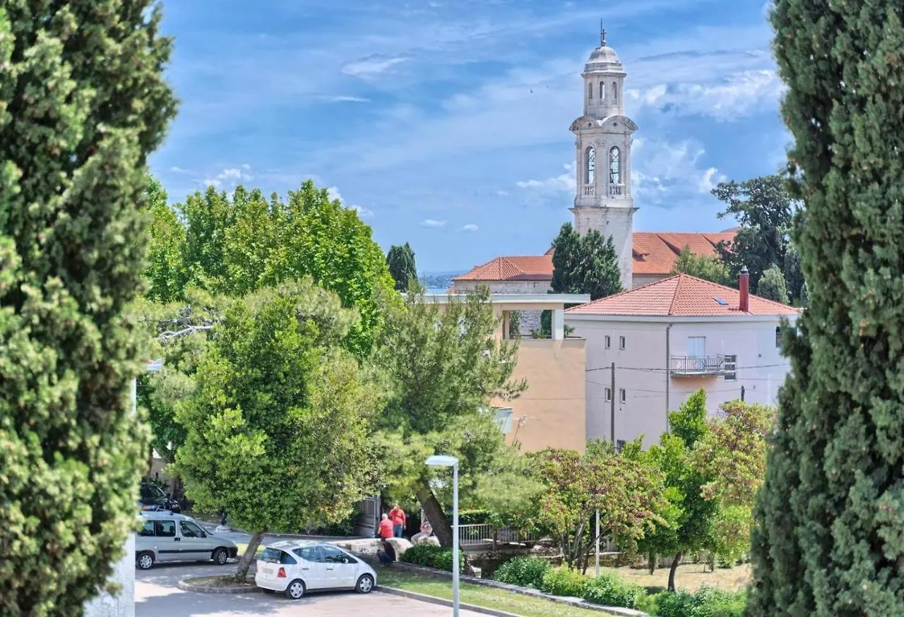 Apartment In Kastel Luksic With Balcony, Air Conditioning, W-Lan, Washing Machine 5107-1 Kastela