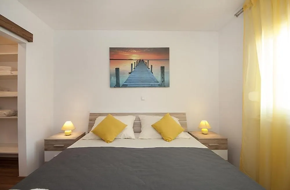 Apartment In Kastel Luksic With Balcony, Air Conditioning, W-Lan, Washing Machine 5107-1 Kastela