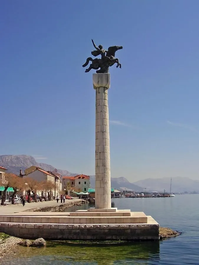 Apartment In Kastel Luksic With Balcony, Air Conditioning, W-Lan, Washing Machine 5107-1 Kastela