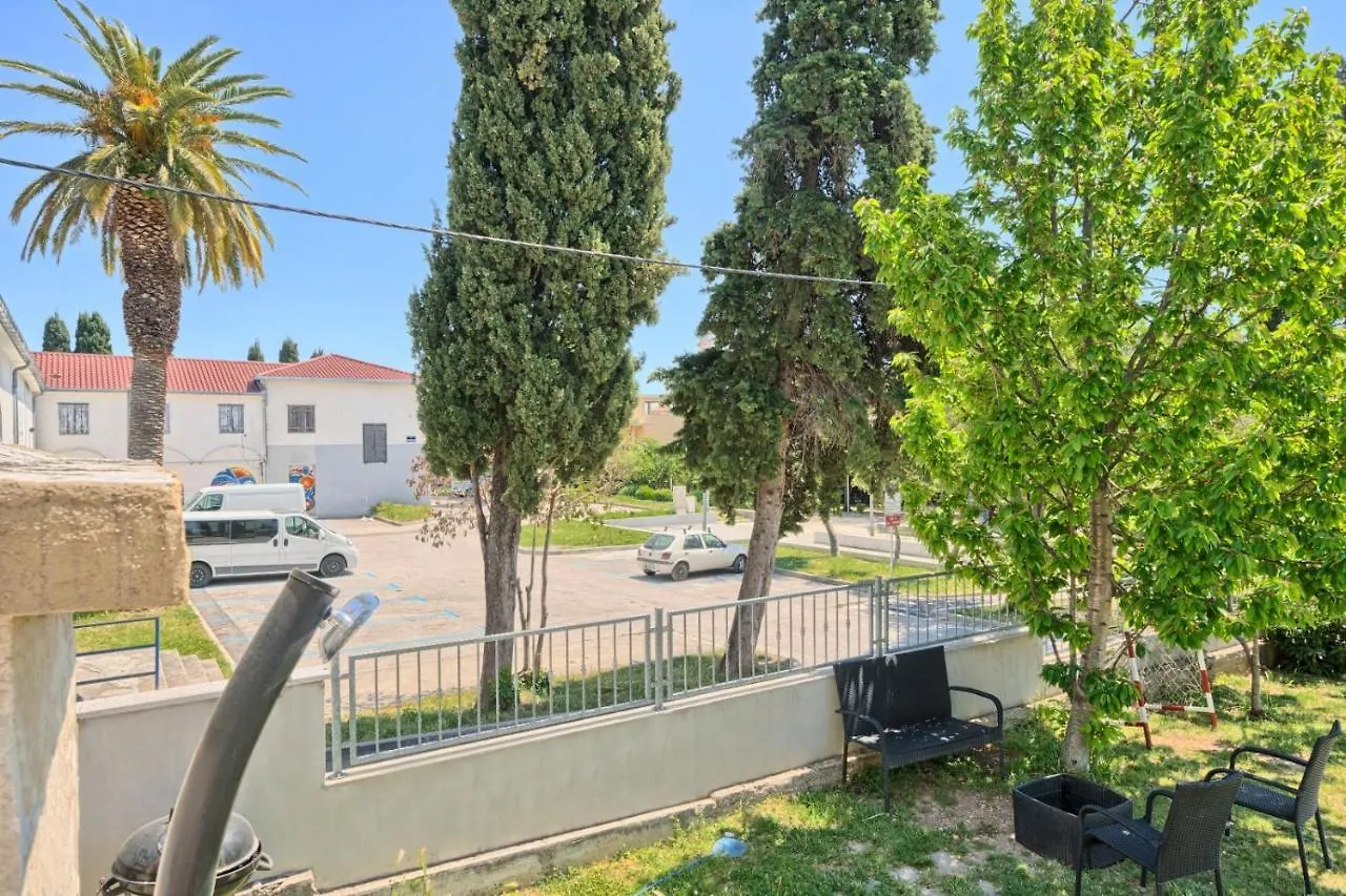 Apartment In Kastel Luksic With Balcony, Air Conditioning, W-Lan, Washing Machine 5107-1 Kastela Croatia