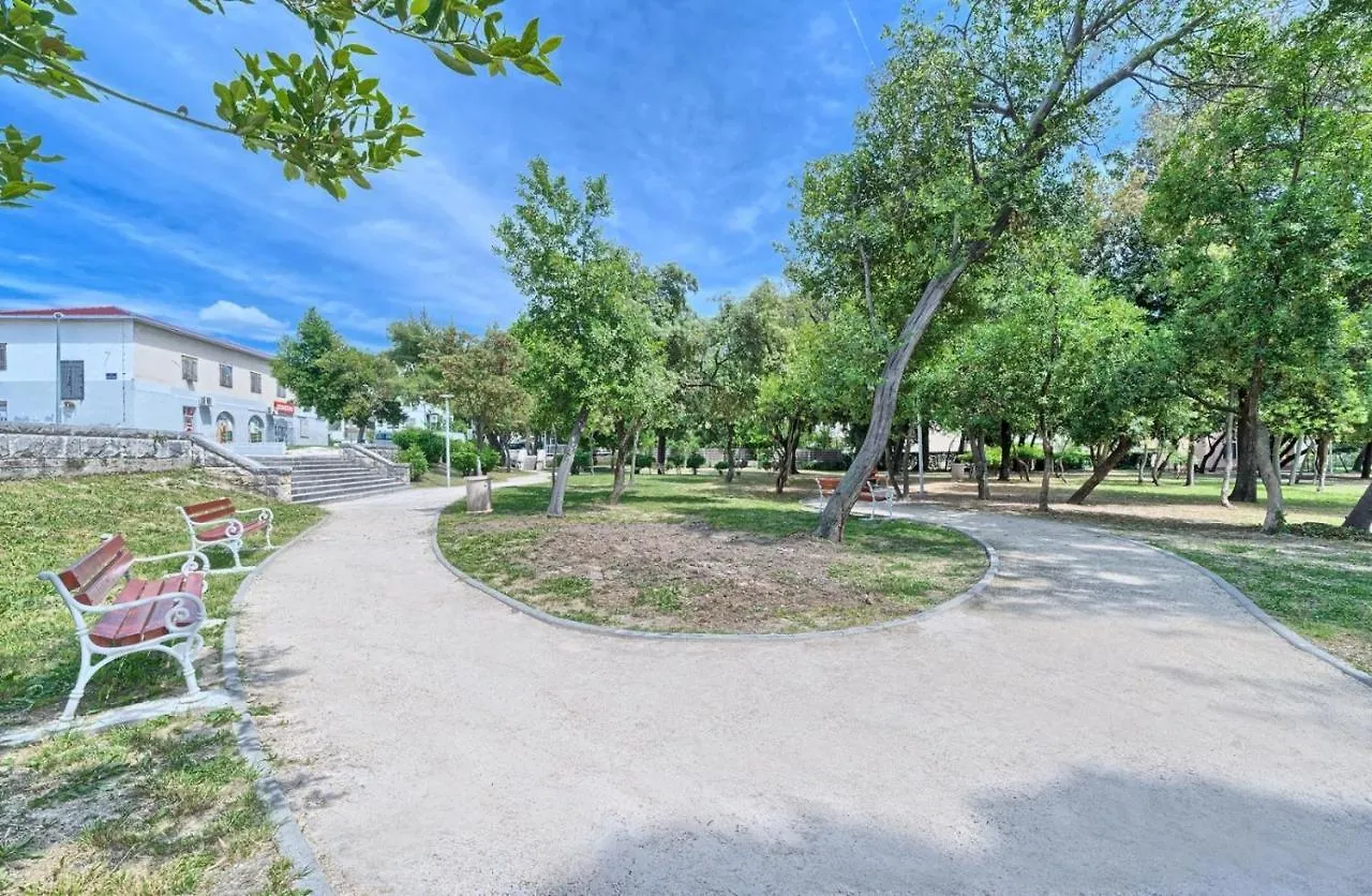 Apartment In Kastel Luksic With Balcony, Air Conditioning, W-Lan, Washing Machine 5107-1 Kastela 0*,