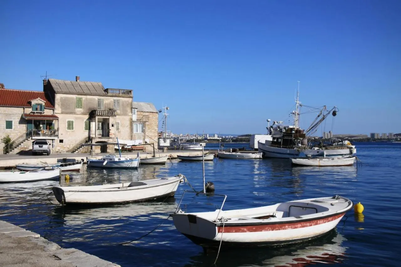 Apartment In Kastel Luksic With Balcony, Air Conditioning, W-Lan, Washing Machine 5107-1 Kastela Croatia