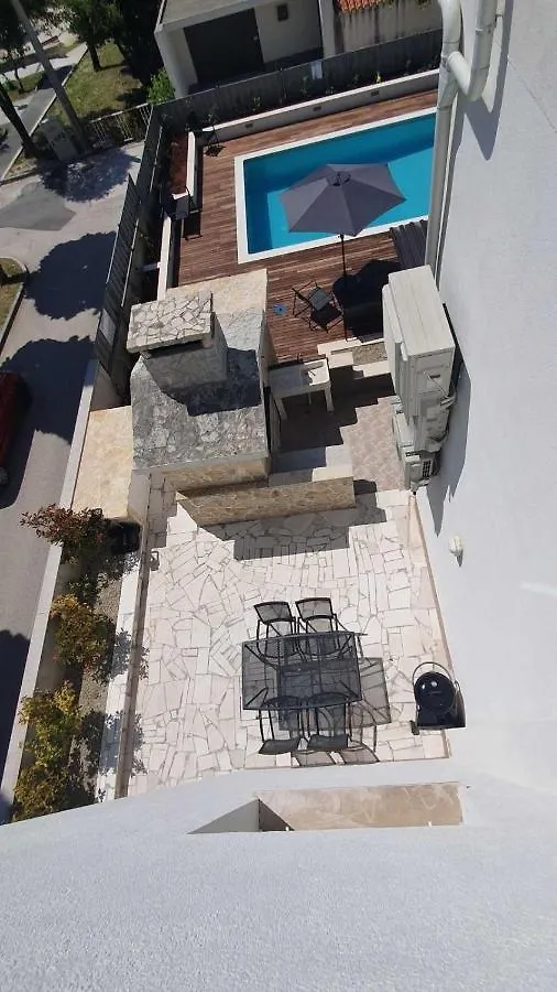 Apartment In Kastel Luksic With Balcony, Air Conditioning, W-Lan, Washing Machine 5107-1 Kastela