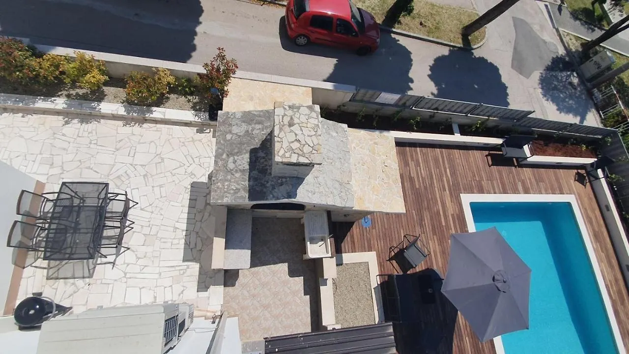 Apartment In Kastel Luksic With Balcony, Air Conditioning, W-Lan, Washing Machine 5107-1 Kastela