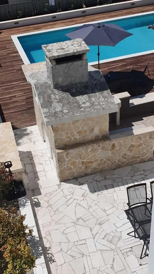 Apartment In Kastel Luksic With Balcony, Air Conditioning, W-Lan, Washing Machine 5107-1 Kastela
